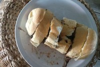 Mereka juga membuat roti manis yang saat itu ikut laku keras terjual 400-an roti tiap hari. Roti manis rasa cokelat dan cokelat kacang, paling jadi favorit pembeli (Eny/detikTravel)