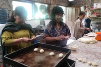 Betty dan keluarganya sedang membuat kue. Toko Roti Samuel akan ramai ketika liburan Lebaran, Natal atau Tahun Baru China karena banyak wisatawan datang dari Medan untuk mampir ke tokonya. (Eny/detikTravel)
