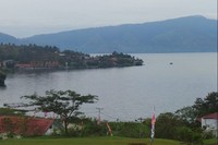 Kalau ke Danau Toba, jangan lupa mampir ke Bukit Beta di Desa Tuk Tuk. Roti Samuel ada di kaki bukit pada jalan kecil menuju Bukit Beta. Nikmatilah rotinya sambil menatap indahnya Danau Toba (Eny/detikTravel)