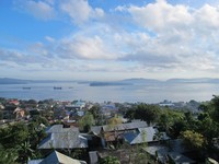 Perumahan yang tersusun sedemikian rupa, dilengkapi dengan pepohonan dan laut menghampar di kejauhan. Pemandangan ini merupakan salah satu daya tarik dari benteng ini (Shafa/detikTravel)