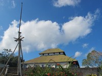 Melangkah sedikit dari gerbang, ada Masjid Agung Wolio yang memiliki nama lain Masjid Al Muqarrabin Syafyi Shaful Mumin. Masjid yang sudah berumur 300 tahun ini masih aktif digunakan hingga kini, terutama saat Salat Jumat (Shafa/detikTravel)