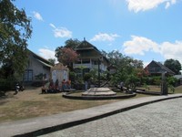 Di dalam benteng, terdapat perumahan warga, sekaligus aula dan tempat yang biasa digunakan untuk kegiatan kesultanan (Shafa/detikTravel)