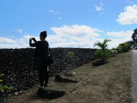 Salah seorang wisatawan yang mengabadikan pemandangan Buton dari ketinggian. Banyak sekali titik untuk menangkap foto ciamik di sekitar benteng ini (Shafa/detikTravel)
