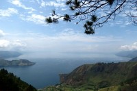 Walau sering melihat gambar Danau Toba di TV atau internet. Ketika melihat langsung aslinya, dijamin Anda akan mengakui danau terbesar di Indonesia ini memang dahsyat (Fitraya/detikTravel)
