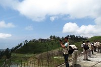 Para fotografer finalis Garuda Indonesia Photo Contest memfoto Danau Toba dari perbukitan di Bukit Simalem Resort. Saat itu cuaca sedang panas-panasnya namun cerah (Fitraya/detikTravel)