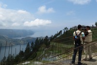 Para fotografer dari 5 negara ini sebagian baru pertama kali ke Danau Toba. Jeprat! Jepret! Semua asyik berfoto walaupun di pinggir jurang (Fitraya/detikTravel)