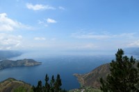 Bayangkan saja, langit biru dengan pemandangan tak terhalang kabut. Mata ini mencoba menjangkau jauh ke horizon. Pulau Samosir tidak kalah besarnya menjaga di batas langit (Fitraya/detikTravel)