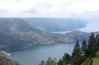 Tepian Danau Toba tampak melekuk-lekuk seksi. Wisatawan mana yang tidak suka pemandangan seperti ini (Fitraya/detikTravel)