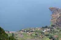 Dari puncak lereng bukit ini, nun jauh di bawah sana, dekat tepian Danau Toba tampak deretan rumah-rumah pemukiman penduduk. Entah ada berapa desa di sana (Fitraya/detikTravel)