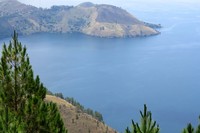 Danau Toba, sungguh Tuhan membentuk indah dengan tangan-Nya. Kami semua di sini tidak akan beranjak pergi, seandainya tidak diingatkan (Fitraya/detikTravel)