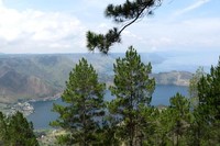 Deretan perbukitan hijau berlapis-lapis. Sungguh, Danau Toba nggak ada matinya (Fitraya/detikTravel)