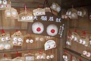 Kuil Payudara & 5 Tempat Wisata Aneh di Jepang