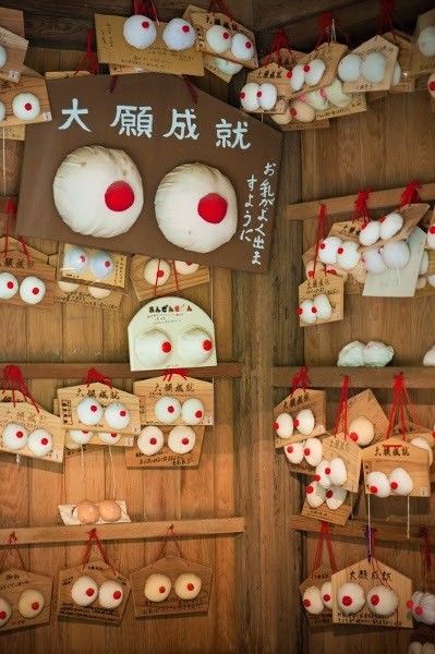 Kuil Payudara & 5 Tempat Wisata Aneh di Jepang