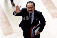 Foke yang mengenakan kemeja biru dibalut jas hitam tiba di Gedung Komisi I sekitar pukul 13.12 WIB.