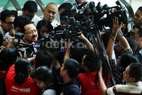 Foke memberikan keterangan pers. Selain Foke, Pitono Purnomo juga mengikuti fit and proper test  sebagai calon Dubes untuk Kerajaan Kamboja di Phnom Penh. Sedangkan Gary Rachman Makmur Jusuf untuk Republik Kepulauan Fiji di Suva.
