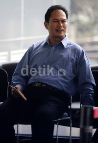 Dalam kasus ini KPK telah menetapkan seorang tersangka, yakni Wakil Rektor Bidang SDM Keuangan dan Administrasi UI, Tafsir Nurchamid. Tafsir sebagai kuasa pengguna anggaran diduga telah menyalah gunakan wewenangnya dalam proyek pengadaan IT di perpustakaan UI.