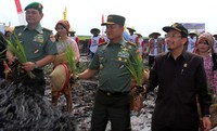 Menteri Pertanian RI Suswono bersama Panglima TNI Moeldoko, serta KSAD Budiman melakukan tanam padi di lokasi cetak sawah baru hasil kerja sama Kementan dan TNI di Desa Tanjung Aur, Kecamatan Jejawi, Kabupaten Ogan Komering Ilir, Sumsel, Selasa (17/9). (Kementan)