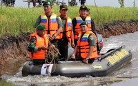 Mentan bersama Panglima TNI, KSAD, dan Pangdam II Sriwijaya naik perahu karet menuju lokasi cetak sawah baru di Desa Tanjung Aur OKI. (Kementan)
