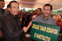 Mentan meminta para petani untuk tidak mengalihfungsikan areal sawah yang saat ini digarapnya untuk kepentingan lain di luar produksi padi. (Kementan)