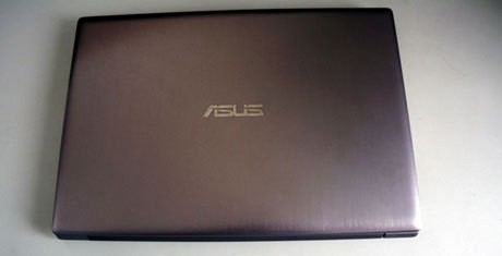 Laptop Asus U38N, Memikat dengan Layar Ponsel Besar