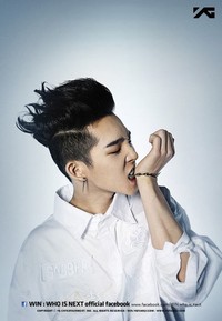 Dalam foto ini, Nam Tae Hyung terlihat mirip dengan G-Dragon. (YG Ent.)