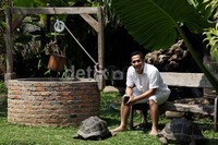 Irfan berpose bersama kura-kura di halaman belakang rumahnya, di Jati Waringin, Kota Bekasi, Selasa (17/9/2013).