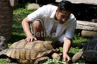 Semua hewan kesayangannya ia rawat langsung dengan penuh perhatian.