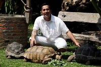 Irfan terlihat sangat menikmati waktunya dengan kura-kura kesayangannya.