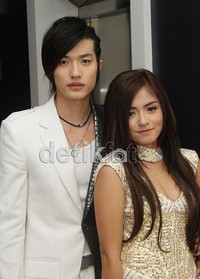 Duet sama Lee termasuk gampang-gampang susah. Lee anaknya baik, tapi susahnya komunikasi. Awalnya nggak banyak ngomong, tapi sekarang udah lebih baik, ujar Tika. Gus Mun/detikHOT.