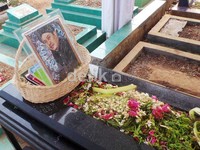 Taburan bunga segar pun masih menghiasi pusara Uje.