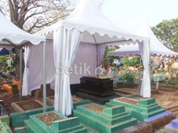 Berdasarkan pantauan detikHOT, Rabu (18/9/2013), masih terdapat tenda putih di makam Uje.