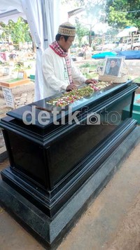 Seperti diketahui, makam tersebut direnovasi bukan oleh pihak keluarga, melainkan oleh orang dekat Uje bernama Didit.