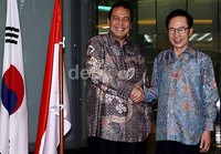 Mantan Presiden Korea Selatan Lee Myung-bak tiba di Menara Bank Mega pukul 18.50 WIB.