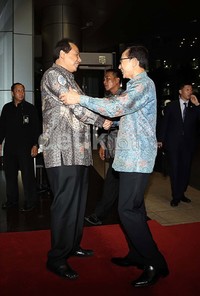 Ketua Komite Ekonomi Nasional Chairul Tanjung menyambut kedatangan mantan Presiden Korea Selatan Lee Myung-bak.