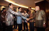 Ketua Komite Ekonomi Nasional (KEN) Chairul Tanjung menyapa dengan ramah rombongan mantan Presiden Korsel tersebut.