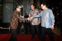 Anggota KEN Ishadi menyambut kedatangan mantan Presiden Korea Selatan Lee Myung-bak.