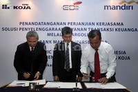 (Kiri ke kanan) Direktur Utama PT Electronic Data Interchange (EDI) Indonesia Budi Susilo, Direktur Commercial & Business Banking Bank Mandiri Sunarso, dan General Manager KSO TPK Koja Indra Hidayat Sani melakukan penandatanganan kerjasama.