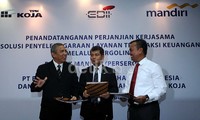 (Kiri ke kanan) Direktur Utama PT Electronic Data Interchange (EDI) Indonesia Budi Susilo, Direktur Commercial & Business Banking Bank Mandiri Sunarso, dan General Manager KSO TPK Koja Indra Hidayat Sani berbincang seusai penandatanganan kerjasama.