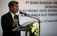 Direktur Commercial & Business Banking Bank Mandiri Sunarso memberikan sambutan. Melalui kerjasama ini, Bank Mandiri mengembangkan jaringan sarana elektronik cargolink yang dapat memudahkan proses pembayaran pengguna jasa TPK Koja, sehingga dapat meningkatkan kualitas layanan kepelabuhan.