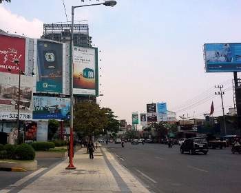 400-an Reklame Nakal di Surabaya Dibersihkan Satpol PP