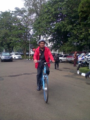 Salut! Ridwan Kamil Bersepeda ke Balai Kota