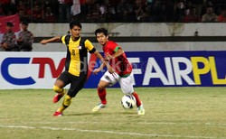 Dinan Yahdian mengejar bola di area pertahanan Malaysia. Bruriy Susanto/detikFoto.
