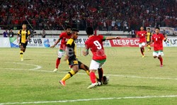 Dinan Yahdian berebut bola dengan Fauzan. Bruriy Susanto/detikFoto.