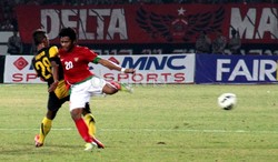 Ilham Udin hindari takling dari Fauzan. Bruriy Susanto/detikFoto.