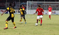 Evan Dimas Darmono melakukan serangan ke pertahanan Malaysia. Bruriy Susanto/detikFoto.
