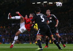2 Gol MU lainnya lahir melalui tendangan salto Robin Van Persie dan sepakan keras Antonio Valencia. REUTERS/Phil Noble.