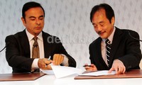 CEO Renault Carlos Ghosn, meneken perjanjian kerja sama dengan Presdir PT Indomobil Sukses International, Tbk Jusak Kertowidjojo.