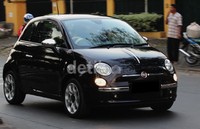 Dengan bodinya yang mungil 2 pintu khas Italia, Fiat 500 terlihat menawan.