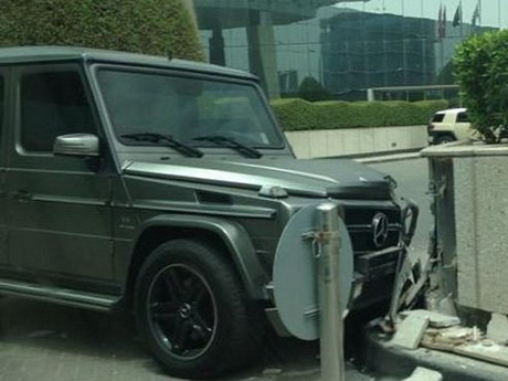 Petugas Valet Parking Hancurkan Mercy G65 AMG