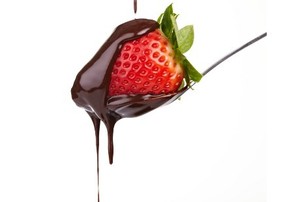 Makan Stroberi dan Cokelat Bisa Mudahkan Orgasme? Ini Tanggapan Dokter